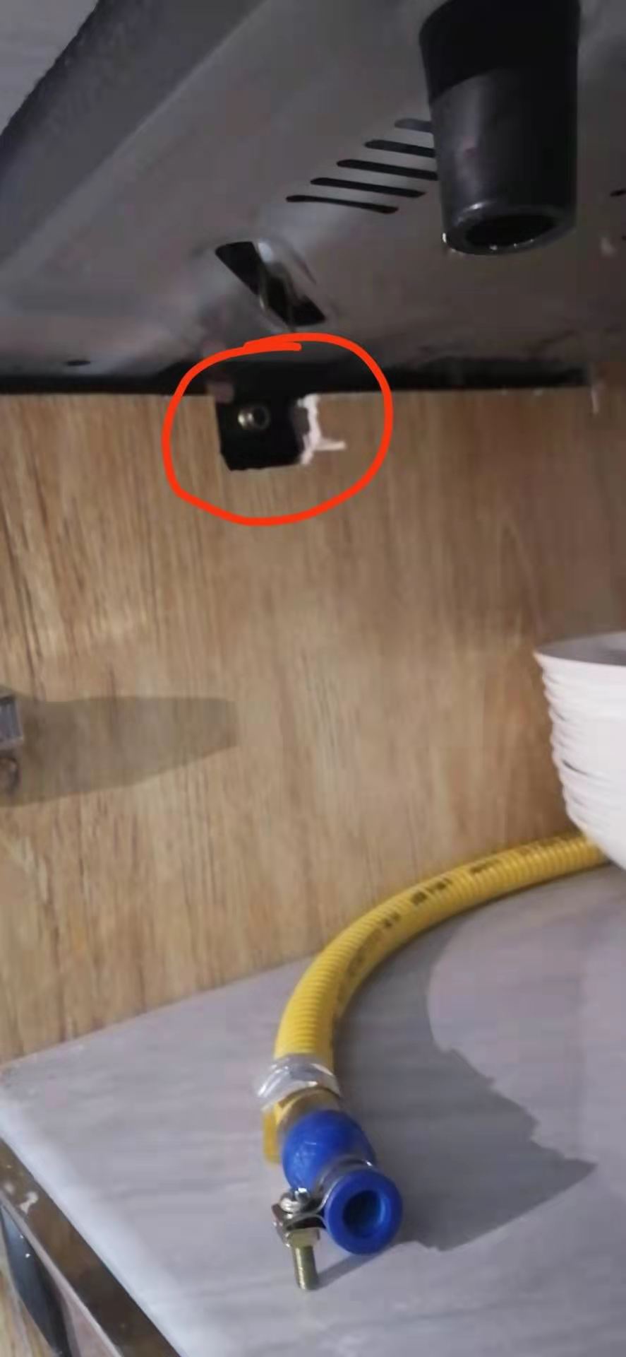 危(wēi)險!櫥櫃雜物太(tai)多導緻金屬軟(ruan)管擠壓脫落,自(zi)閉閥救了一命(ming)!